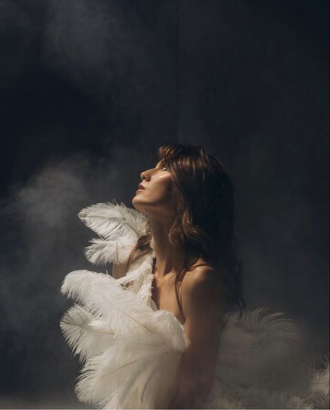 Dark Angel Photoshoot, Feathers Photoshoot, Feather Photoshoot, Angel Wings Photoshoot, Photoshoot Ideas Winter, Angel Photoshoot, Angel Wings Photography, White Photoshoot, Feather Background