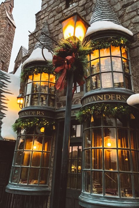 Wizarding World Of Harry Potter Christmas, Wizarding World Christmas, Harry Potter World Christmas, Universal Studios Christmas Outfit, Hogwarts At Christmas, Harry Potter Christmas Wallpaper, Winter At Hogwarts, Harry Potter Christmas Aesthetic, Universal Studios Christmas