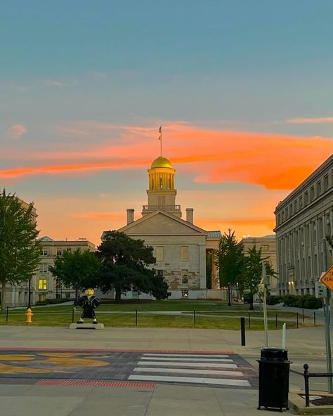 The University of Iowa | Goodnight to the best place on 🌎 📷 x @tanae_thiravong #uiowa #hawkeyes #college | Instagram University Of Iowa Aesthetic, University Of Iowa, Iowa Aesthetic, Iowa University, University Of Northern Iowa, Iowa Travel, Iowa State University, Top Colleges, University Of Missouri