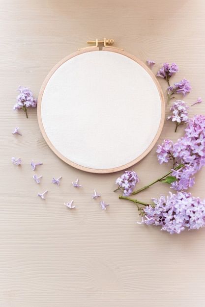 Flat lay top view photo of a mockup with... | Premium Photo #Freepik #photo #embroidery-hoop #canvas #embroidery #fabric-mockup Flat Lay Flowers, Embroidery Celestial, Embroidery Mockup, Neutral Embroidery, Flower Flat Lay, Fabric Mockup, Photo Embroidery, Canvas Embroidery, Hand Embroidery Patterns Free