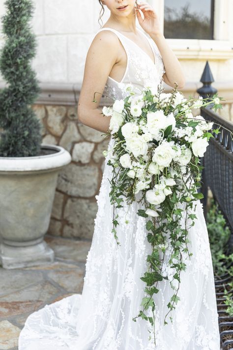 Bouquet Unique, Unique Wedding Bouquet, Greenery Wedding Bouquet, Cascading Wedding Bouquets, Wedding Bouquets Bride, Bouquet Inspiration, Unique Bouquet, White Bridal Bouquet, Cascade Bouquet