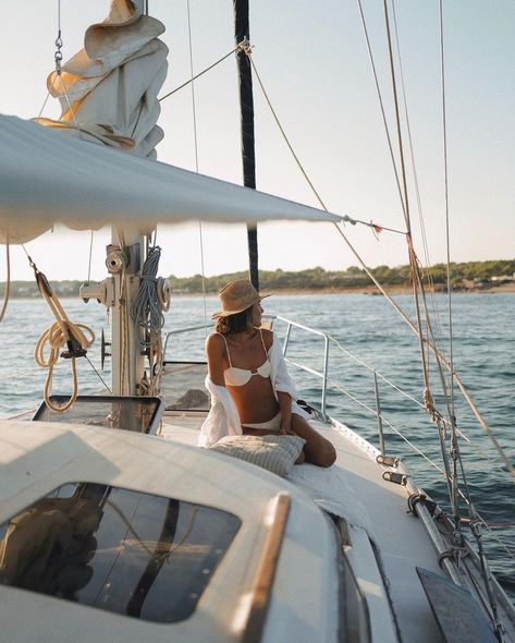 Yacht Pictures, Boat Girl, Sailboat Living, Asthetic Picture, Summer Picture Poses, Beach Lifestyle, August 25, Holiday Pictures, Beach Time