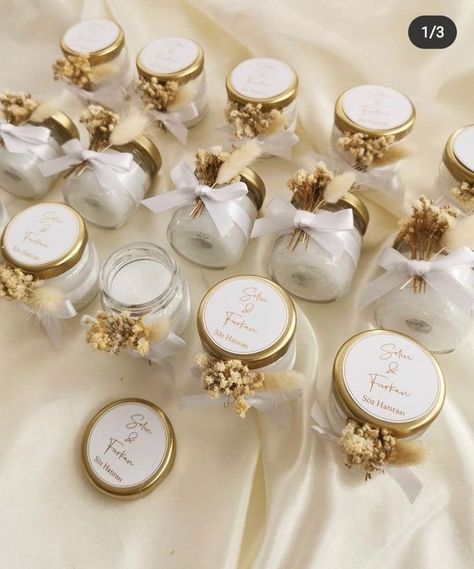 Wedding Souvenirs Candle, Candles As Wedding Favors, Party Favors Engagement Party, Candle Doorgift, Candle Souvenir Wedding, Diy Wedding Souvenirs, Wedding Recuerdos, Table Setting Ideas Wedding, Wedding Souvenir Ideas