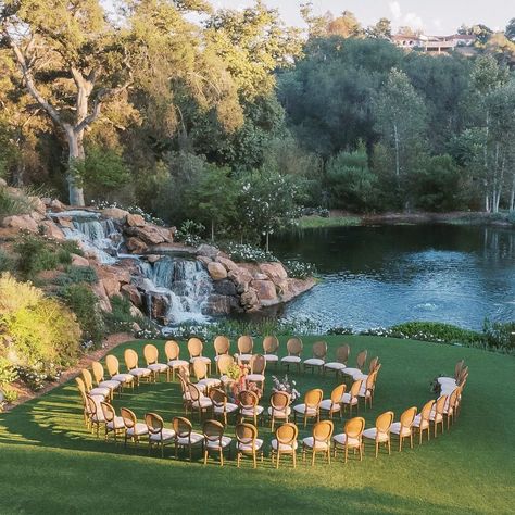 Unique ceremony set ups that the guests can enjoy. Doing a circular or rounded ceremony set up is a much more intimate look. Would you do a circular ceremony? Circle Wedding Aisle, Circular Wedding Ceremony Seating, Round Ceremony Seating, Ceremony In The Round, Round Wedding Ceremony Seating, Round Wedding Ceremony, Circular Wedding Ceremony, Circle Wedding Ceremony, Circle Ceremony