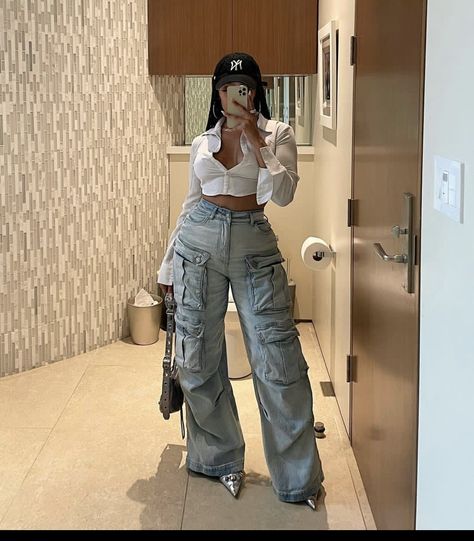 Casual Cute Outfits Black Women, Chris Brown Concert Outfit Ideas Summer, 90s Concert Outfit, Denim Cargo Pants Outfit, Cargo Pant Outfit, Cargo Fits, Baddies Outfit, Cargo Outfit, Contrast Dress