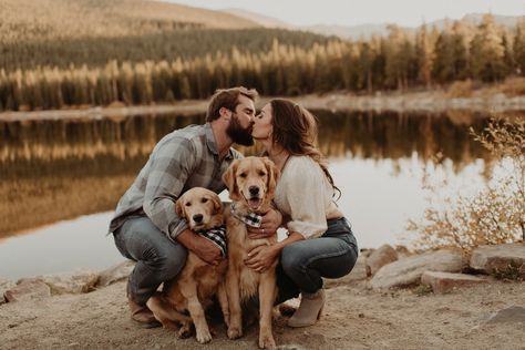 Cutest couple session in Echo Lake Park, CO with their dogs | Photography by Hayley Dolson Couple Photoshoot With Dog, Photoshoot With Dog, Dog Family Pictures, Family Dog Photos, Family Pet Photography, Shooting Couple, Dogs Photography, Fall Engagement Pictures, Echo Lake