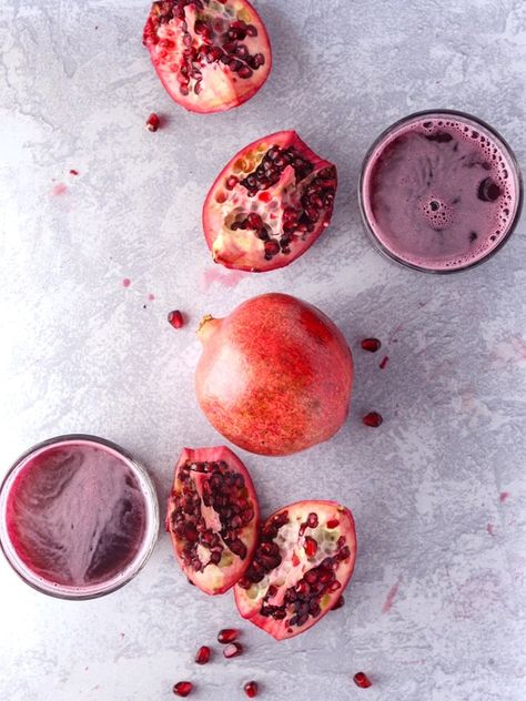 How to Seed and Juice a Pomegranate - Learn two methods for extracting seeds (arils) from a pomegranate, and learn how to juice the pomegranate fruit quickly and easily.  A beautiful drink for Rosh Hashanah. #pomegranate #RoshHashanah #pomegranatejuice #TorisKitchen Pomegranate Benefits, Beautiful Drink, Pomegranate Recipes, Christmas Dinner Menu, Recipe Email, Caramel Bars, Pomegranate Fruit, Kosher Recipes, Food Props