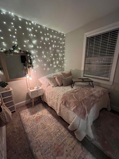 Room Inspo With Full Size Bed, 17 Bedroom Ideas, Cute Gray Room Ideas, Square Room Ideas Bedrooms Small, Big Wall Bedroom Ideas, Room Ideas Bedroom Cozy Simple, Cute Small Room Ideas Aesthetic Grey, Bedroom Ideas For Small Rooms Cozy Girly, Corner Bed Ideas Queen Small Room