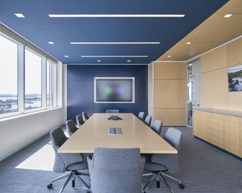 Meeting Room Design Office, Conference Room Design, Meeting Room Design, Office Design Inspiration, Desain Pantry, Corporate Office Design, Blue Office, Modern Office Design, Corporate Interiors