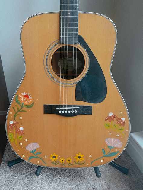 Yellow Acoustic Guitar, Acoustic Guitar Taylor Swift, Aesthetic Acoustic Guitar Design, Hand Painted Acoustic Guitar, Painted Guitar Acoustic Flowers, Painting Acoustic Guitar, Guitar Painting Ideas Aesthetic, Cool Guitar Acoustic, Acoustic Guitar Custom