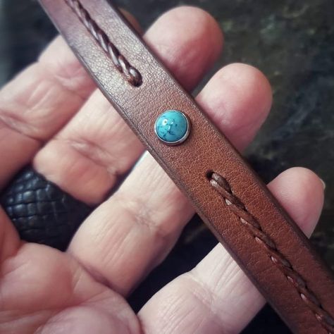 Diy Leather Bracelet, Diy Leather Projects, Leather Jewels, Leather Bracelets Women, Handmade Leather Bracelets, Leather Diy Crafts, Leather Cuff Bracelet, Native American Style, Turquoise Leather