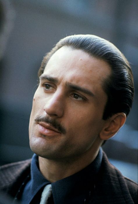 (19) Robert De Niro on Tumblr Godfather 2, Don Vito Corleone, Vito Corleone, Godfather Movie, Hot Dads, Francis Ford Coppola, Movie Shots, Corte De Cabelo Masculino, Al Pacino