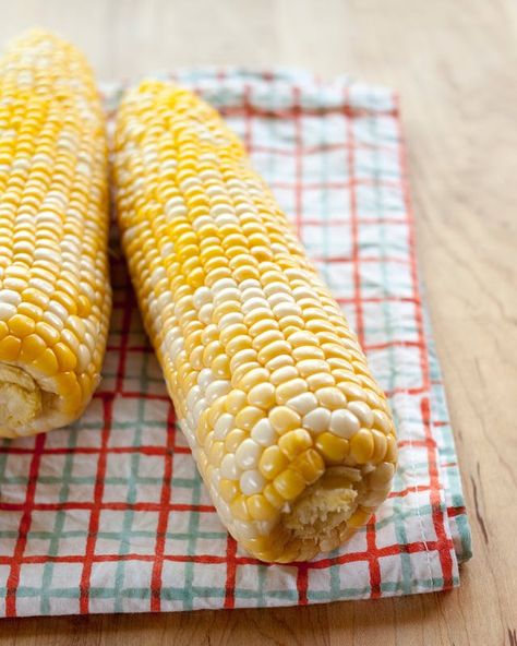 How to steam Corn-I did this today and it really works Shuck Corn, Cooking Sweet Corn, Shucking Corn, Cook Corn, How To Cook Corn, Salmon Potato, Lunch Appetizers, Cooking 101, Grilling Tips