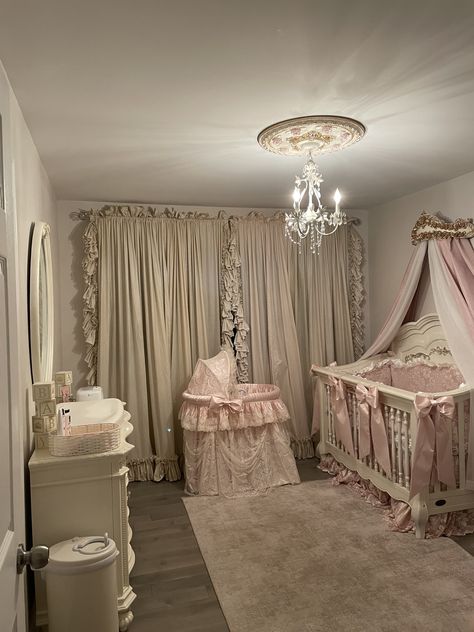 Pink Baby Room, Princess Nursery, Girl Nursery Room, Baby Room Inspiration, Casa Vintage, Nursery Room Inspiration, Princess Room, Baby Room Design, Nursery Baby Room