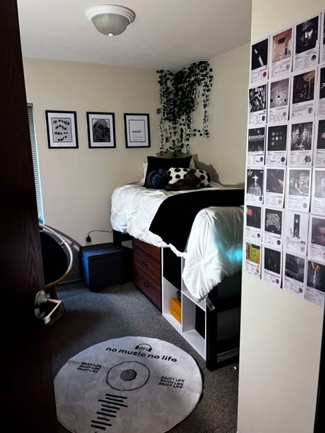 Music Aesthetic Dorm Room, Make Dorm Room Ideas, Single Dorm Room Ideas For Guys, College Dorm Room Ideas Music, Dorm Room Designs Black And White, Black And White Dorm Room Aesthetic, Bedroom Decor Music Theme, Dorm Decor Men, Boho Aesthetic Dorm Room