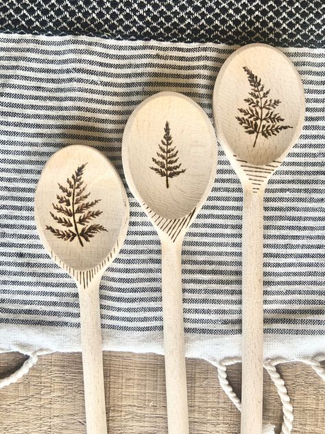 Woodburning Spoon Ideas, Pyrography Spoons, Woodburned Spoons, Wood Burned Spoons, Wood Burning Spoons Ideas, Beginner Wood Burning, Wood Burn Spoons, Wood Burning Stencils, Wood Burning Tool