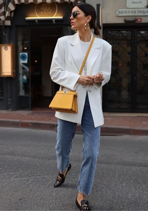 Off White Oversized Blazer Outfit, White Blazer Summer Outfit, White Blazer Outfit Casual Street Styles, White Blazer Winter Outfit, Outfit Blazer Blanco, White Blazer Outfit Casual, White Blazer Outfit Work, White Bag Outfit, White Blazer Outfit