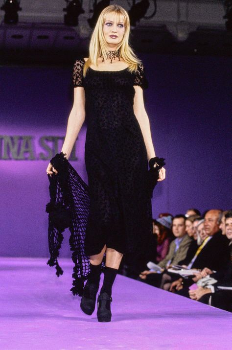 Halter Dress Pattern, 90s Runway Fashion, Vintage Runway, 1990s Fashion, 90s Fashion Outfits, Anna Sui, Grunge Goth, Fashion Show Collection