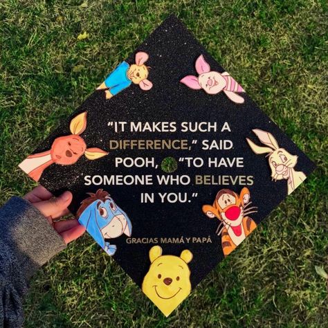 Graduation Cap Designs Aesthetic, Funny Graduation Cap Designs, Cap Ideas Graduation, Disney Grad Caps, Cap Decoration Ideas, High School Graduation Cap Designs, Diy Grad Cap, Disney Graduation Cap, Teacher Graduation Cap