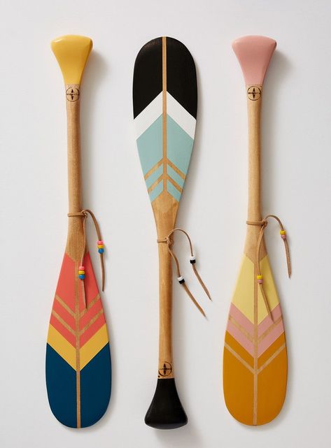 Paddle Painting Ideas, Wooden Anchor Decor, Painted Oars Paddles, Coastal Family Room Ideas, Canoe Paddle Decor, Canoe Art, Painted Canoe, Paddle Designs, Painted Oars