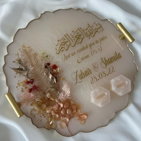 Nikah Wedding, Crystal Clear Epoxy Resin, Bridal Shower Gifts For Bride, Luxury Flower Bouquets, Wedding Wine Glasses, Bridal Gift Wrapping Ideas, Creative Wedding Gifts, Resin Crafts Tutorial, Craft Resin