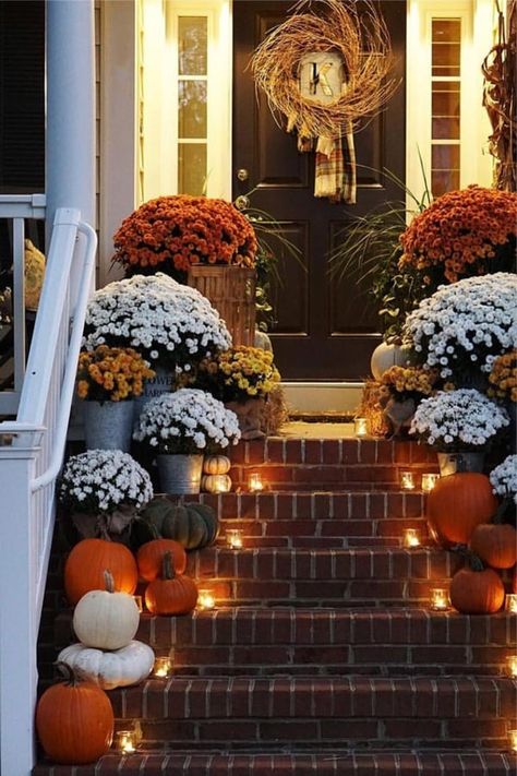 Want to decorate your front porch this FALL?! Check out these gorgeous examples and pumpkin filled ideas for inspiration to make yours look amazing this autumn! #fallhomedecor #frontporch #falldecorideas Fall Front Porch Ideas, Outside Fall Decor, Quilted Christmas Stockings, Rustic Porch, Porte Decorate, Adornos Halloween, Fall Front Porch Decor, Front Steps, Autumn Decorating