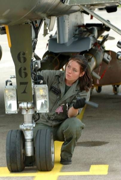 Female Fighter Pilot, Tomcat F14, Future Motivation, Women Soldiers, Photo Avion, Air Force Women, Woman Mechanic, Jet Fighter Pilot, Dream Jobs