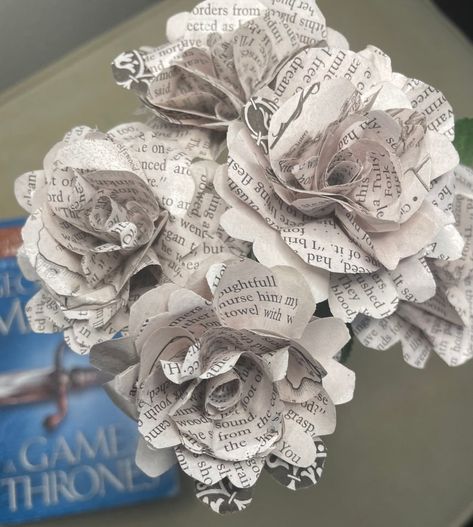 Book Page Paper Flower Bouquet GOT Paper Roses paper - Etsy Handmade Flower Bouquet Paper Roses, Paper Roses From Old Books, Roses Made Of Book Pages, Paper Rose Bouquet, Happy Birthday Valentine, Book Page Roses Bouquet, Paper Flowers From Book Pages Rose Tutorial, Paper Flower Bouquets, Bouquet Paper