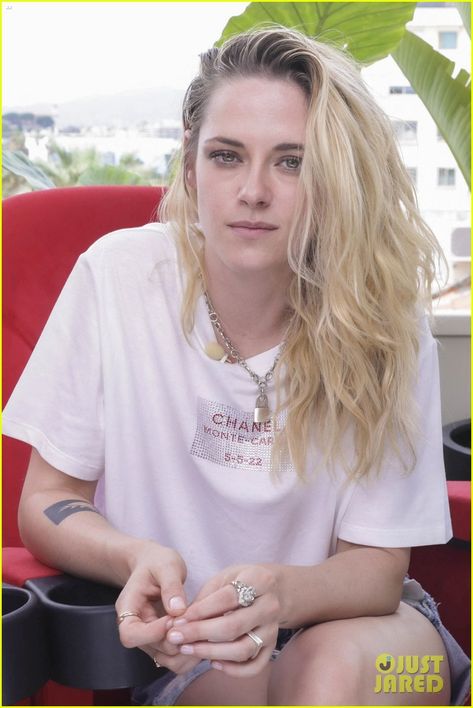 Kristen Stewart Interview, Christine Stewart, Kristen Stewart Cannes, Cannes Film Festival 2022, Staring Contest, Kristin Stewart, Kristen Stewart Style, Festival 2022, Pin Up Outfits