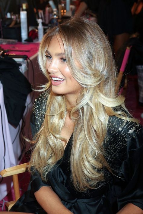 Victoria Secret Model Hair Blonde, Vs Angel Blowout, Victoria Secret Blowout Hair, Romee Strijd Aesthetic, Victoria Secret Haircut, Romee Strijd Hair, Vs Haircut, Victoria Secret Model Hair, Vs Hair