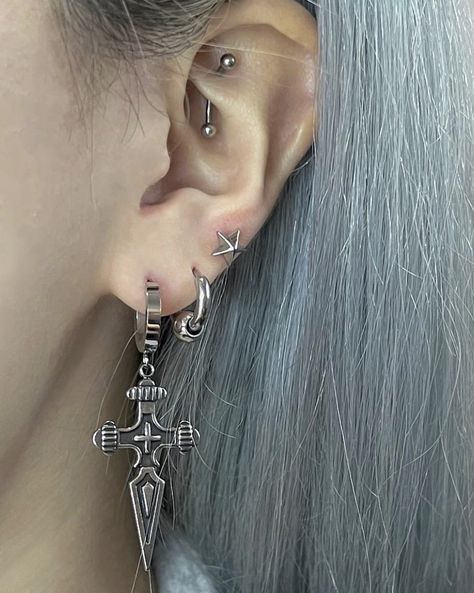 Masculine Peircings, Nose Piercing Ideas, Star Piercing, Chrome Cross, Grunge Earrings, Cool Ear Piercings, Pretty Ear Piercings, Cool Piercings, Cute Ear Piercings