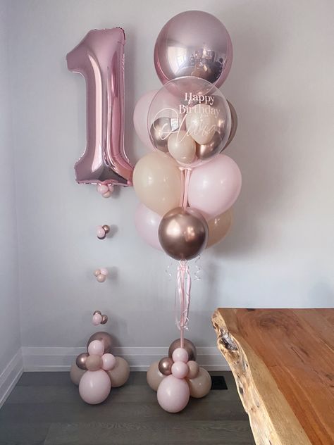 Torturi Baby Shower, Vom Avea Un Copil, Balloons Rose Gold, First Birthday Balloons, 1st Birthday Balloons, 1st Birthday Girl Decorations, Baby First Birthday Cake, Simple Birthday Party, Baby Birthday Decorations