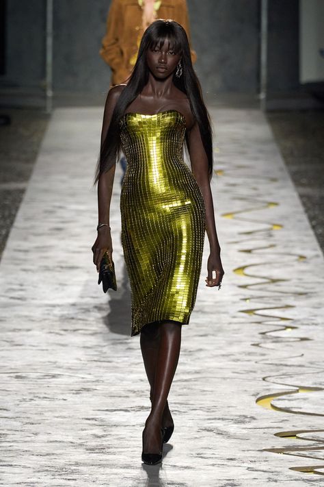 Green Runway Fashion, Versace Runway, Versace Spring, Runway Fashion Couture, Runway Outfits, Versace Fashion, Versace Dress, Versace Collection, Versace Outfit