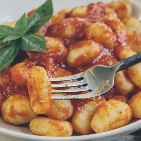 Gnocchi: How to Make Them Soft and Fluffy Gnocchi Ricotta, How To Cook Gnocchi, Ricotta Gnocchi, Making Gnocchi, Easy Tomato Sauce, Rustic Recipes, Homemade Gnocchi, Homemade Marinara, Gnocchi Recipes