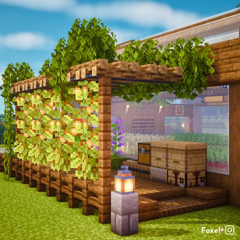 Minecraft Builds Greenhouse, Minecraft House With Greenhouse, Cute Minecraft Designs, Minecraft Greenhouse Tutorial, Cute Stuff To Build In Minecraft, Minecraft Farm Building Ideas, Maison Minecraft Aesthetic, Minecraft Inspo House, Mc Farm Ideas