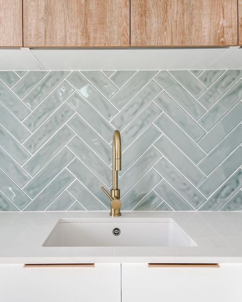 35 Amazing Herringbone Backsplash Ideas To Transform Your Kitchen Kitchen Herringbone Backsplash, Blue Herringbone Backsplash, Modern Kitchen Tile Backsplash, Herringbone Tiles Kitchen, Herringbone Backsplash Kitchen, Herringbone Kitchen Backsplash, Neutral Backsplash Kitchen, Herringbone Tile Backsplash, Herringbone Kitchen