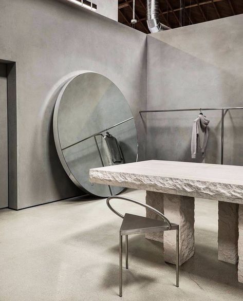 Spinzi on Instagram: “Stone, metal, mirror and concrete 🔘 the Los Angeles base of Fear of God is our kind of space . . . . @jerrylorenzo #loft #concrete…” Instagram Los Angeles, Store Interiors, Showroom Design, Studio Interior, Retail Interior, Store Design Interior, Minimalism Interior, Table And Chair, Metal Mirror