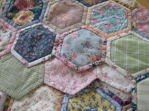 quilt as you go hexagons Hexagon Embroidery, Quilted Pictures, Patchwork Hexagonal, Hexagon Quilt Tutorial, Quilting Art, Hexagon Quilt Pattern, Hexagon Patchwork, Textile Inspiration, Hexie Quilt