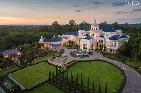 Korean Expensive House, Huge Mansion, Luxurious Mansions, Classic Mansion, Huge Mansions, White Mansion, Mansion Aesthetic, Big Mansions, Mansion Exterior