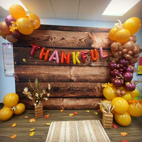 Friends Giving Backdrop, Diy Fall Backdrop Ideas, Friendsgiving Picture Backdrop, Thanksgiving Backgrounds Photo Booth, Thanksgiving Picture Backdrop Ideas, Thanksgiving Backdrop Ideas Diy, Thanksgiving Backdrop Ideas, Thanksgiving Photo Backdrop, Thanksgiving Backdrop