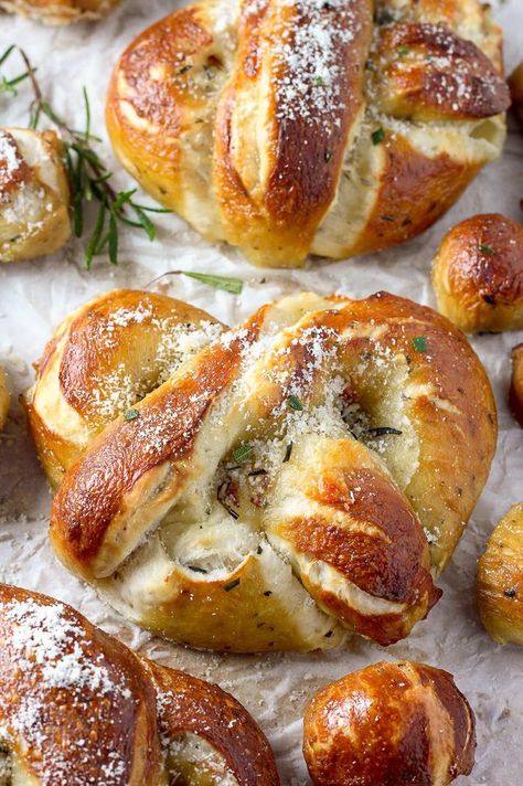 Mozzarella Stuffed Rosemary and Parmesan Soft Pretzels - Baker by Nature Resepi Roti, Pretzel Dough, Baker By Nature, Soft Pretzel, Pretzels Recipe, Italian Cheese, Läcker Mat, Soft Pretzels, Easy Appetizer Recipes