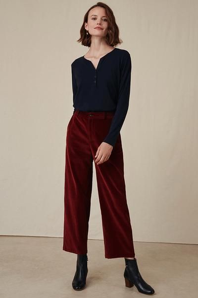 Red Velvet Pants Outfit, Velvet Trousers Outfit, Trousers Outfit Casual, Maroon Pants Outfit, Cord Trousers, Velvet Trousers, Professional Wardrobe, Work Wear Women, Red Pants