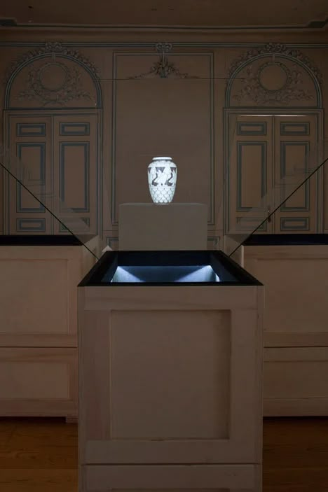 Glithero exhibits artefacts as illusions for Fantoom exhibition Illusion Decor, Ghostly Apparitions, Antique Objects, Museum Exhibition Design, Exhibition Museum, Interactive Exhibition, Museum Design, Environmental Graphic Design, Design Exhibition