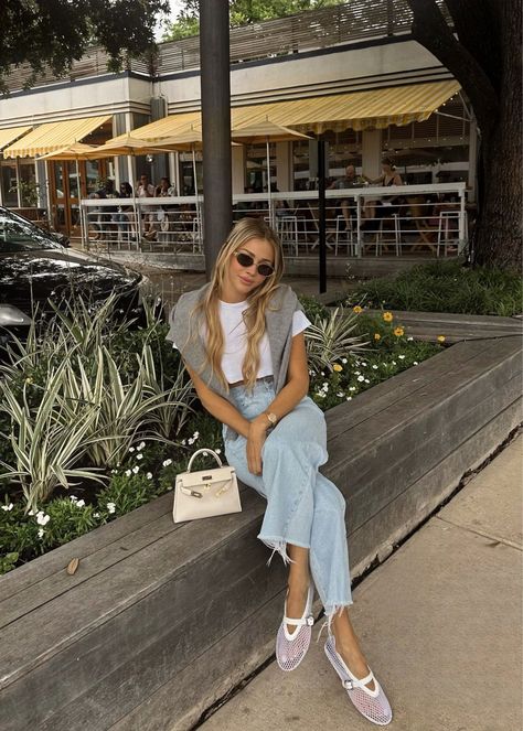 White Flats Outfit, Ballet Flats Street Style, Flats Outfit Summer, Mary Jane Flats Outfit, Ballerina Flats Outfit, What To Wear In La, Arielle Lorre, Mary Janes Outfit, Casual Brunch Outfit