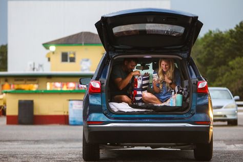 Here Are 6 Ways to Have a Blast at a Drive-In Movie Theater Drive In Movie Tips, Drive Thru Movie, Movie Seats, Jeep Unlimited, Drive In Movie Theater, Movie Hacks, A Group Of Friends, Drive In Theater, Canada Road Trip