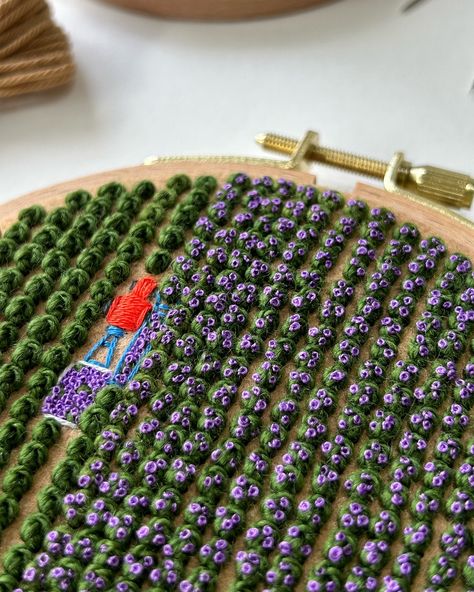 Details ✨ If you missed it yesterday, there’s 460 tapestry wool knots, 350 of which are covered in lavender flowers. There’s approximately 1100 tiny lavender french knots in this piece. This embroidered farmland took me over 13 hours to complete, and it might be my favourite piece to date. I’m hoping once I list it that it will find a home that loves it as much as I do🪻 . . . @dmc_embroidery @dmc_crafts @dmc_france #embroidery #embroidered #needlework #handembroidery #fiberart #fibreart #te... Dmc Patterns Embroidery, France Embroidery, French Knots Embroidery, Embroider Flower, Wool Crafts Diy, Tiny Embroidery, Knot Embroidery, Map Quilt, French Knot Embroidery