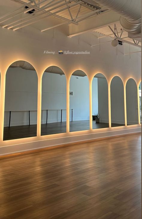 Boutique Gym Design Interiors, Boho Fitness Studio, Pilates Reception Area, Chill Out Area Indoor, Boutique Pilates Studio Design, Chic Pilates Studio, Workout Studio Design, Beautiful Pilates Studios, Studio Vibes Aesthetic