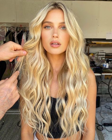 PAIGE WATKINS on Instagram: “who is she? @maneaddicts” Long Blonde Hairstyles, Long Hair Waves, Summer Hair Trends, Big Blonde Hair, Summer Blonde, Beach Wave Hair, Long Blond, Blonde Hairstyles, European Hair