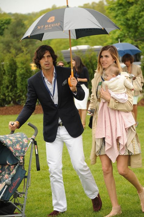 Nacho Figueras and Delfina Blaquier with daughter Alba. Polo Match Outfit, Nacho Figueras, Preppy Handbook, F Men, Polo Match, Polo Club, Jolie Photo, Looks Chic, Equestrian Style