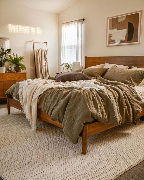 Scandinavian Apartment Bedroom, Colorado Aesthetic Living Room, Caramel Furniture Bedroom, Earth Ton Bedding, Cute Apartment Bedrooms Cozy, Odd Corner In Bedroom, Light Colored Wood Bedroom Furniture, Rust And Cream Bedding, Subtle Bedroom Ideas